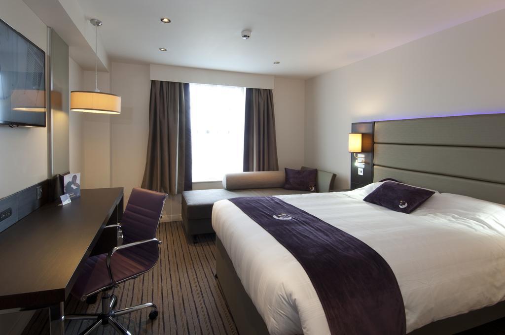 Premier Inn Epsom South Bagian luar foto