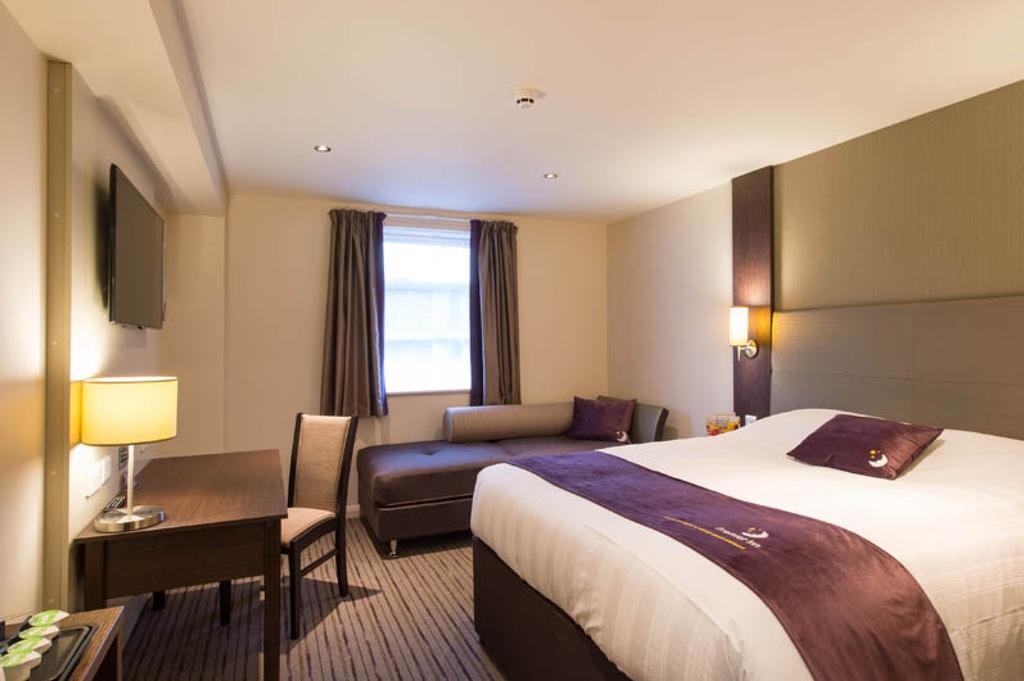 Premier Inn Epsom South Bagian luar foto