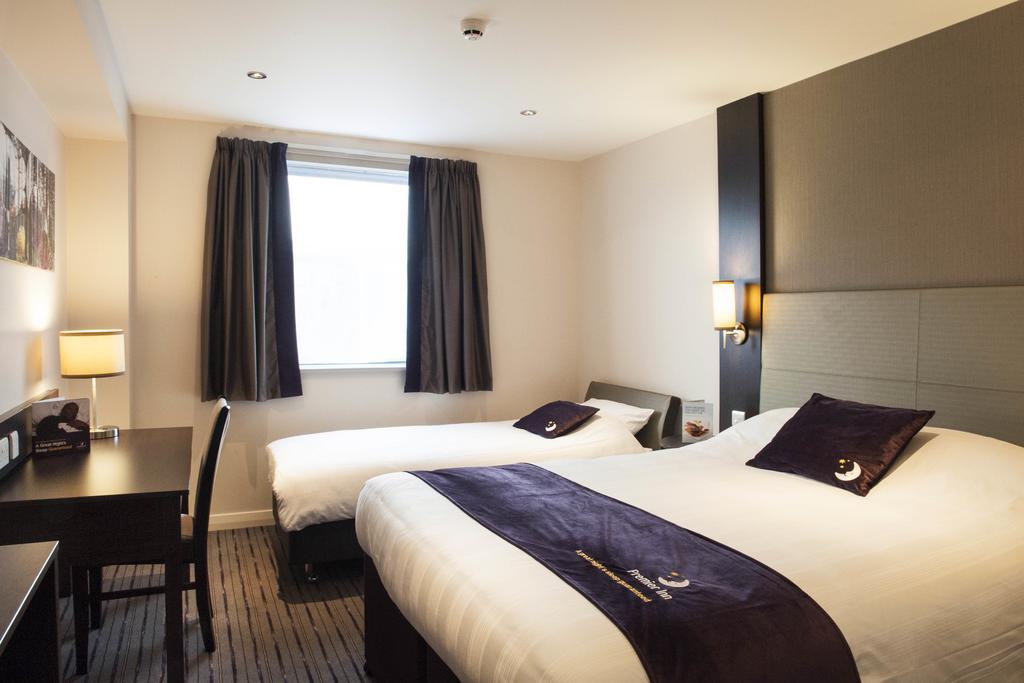 Premier Inn Epsom South Ruang foto