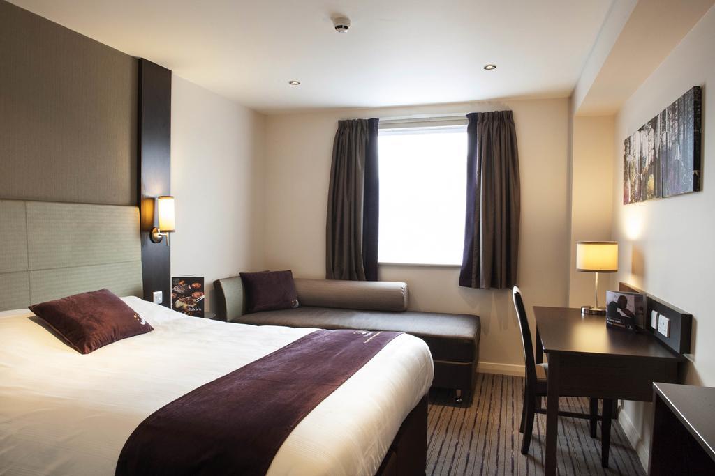 Premier Inn Epsom South Ruang foto