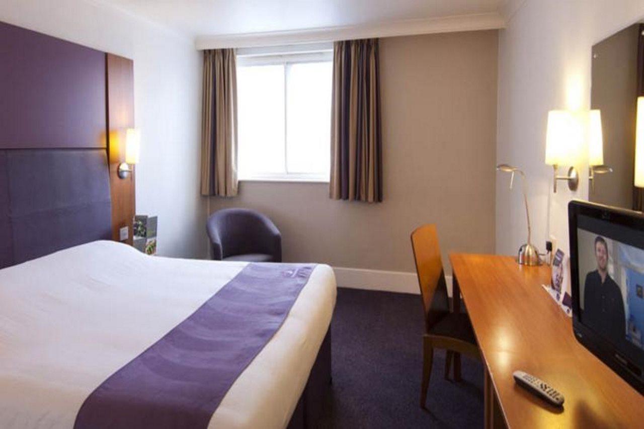Premier Inn Epsom South Bagian luar foto