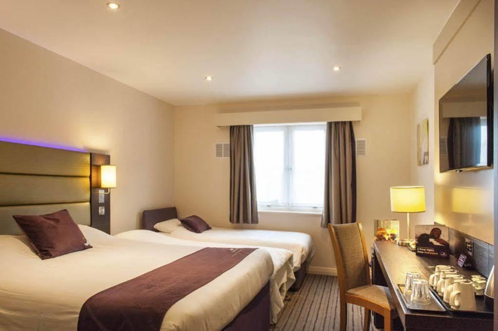 Premier Inn Epsom South Bagian luar foto