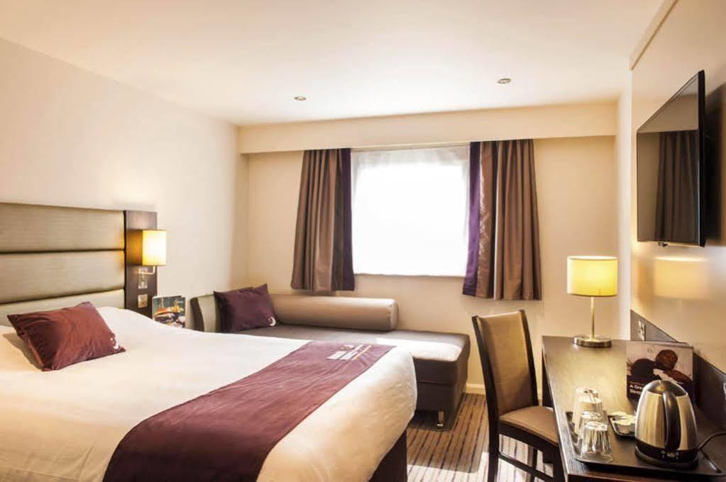 Premier Inn Epsom South Bagian luar foto